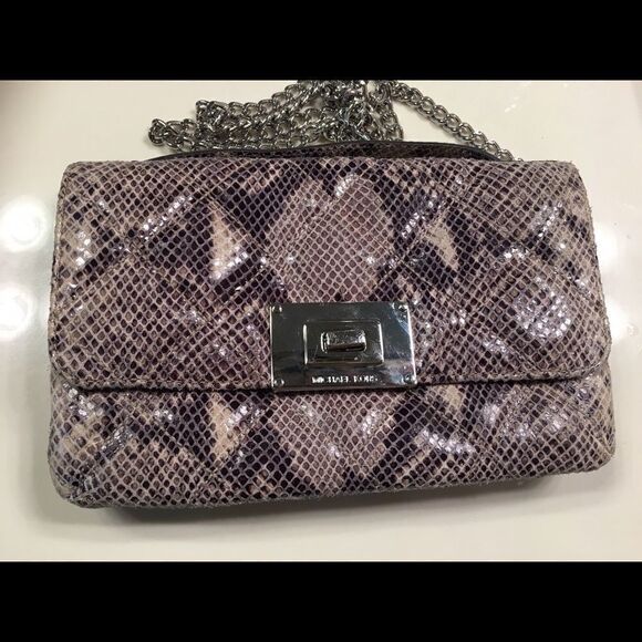 MichaelāKorsĀ Snakeskinā
Purse - Picture 1 of 8
